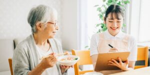 食事指導の介護士